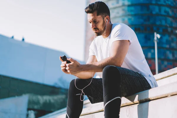 Selbstbewusster Muskulöser Sportler Blogger Der Das Smartphone Nutzt Die Medien — Stockfoto