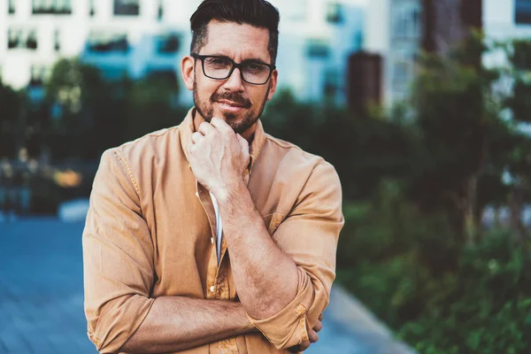 Retrato Mitad Longitud Hombre Guapo Los Años Ropa Casual Elegante —  Fotos de Stock