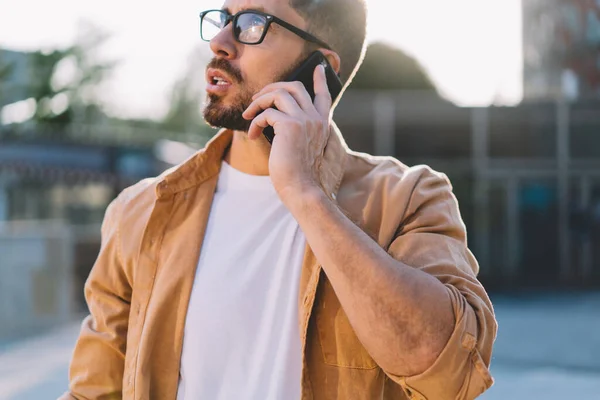 Ung Selvsikker Forretningsmann Trendy Slitasje Briller Konsentrert Mobiltelefonsamtaler Stående Gaten – stockfoto