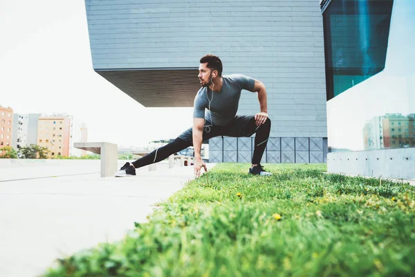 Selbstbewusster Mann Trainingsanzug Konzentriert Auf Das Aufwärmen Der Beinmuskeln Und — Stockfoto