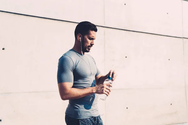 Guapo Atleta Masculino Beber Agua Después Ejercicio Jogging Cardiovascular Pie — Foto de Stock