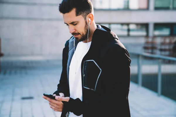 Serious Caucasian Sportsman Jacket Downloading Songs Mobile Phone Player Training — Stock Photo, Image