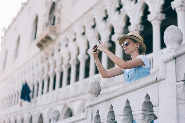 Aantrekkelijke Vrouw Trendy Kleding Met Behulp Van Mobiele Telefoon Camera — Stockfoto