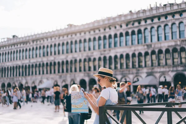 Moda Turista Feminina Rede Chapéu Palha Aplicativo Viagem Navegação Dispositivo — Fotografia de Stock