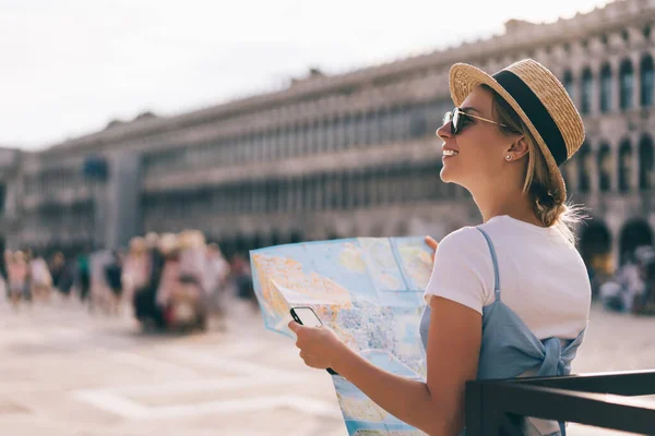 Kavkazská Turistka Módním Oděvu Stojící Populárním Náměstí Venezian San Marco — Stock fotografie