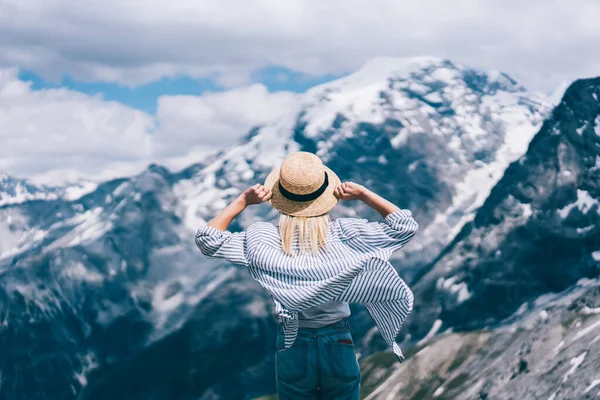 Achteraanzicht Van Jonge Vrouw Casual Outfit Aanraken Hoed Bewonderen Bergkam — Stockfoto