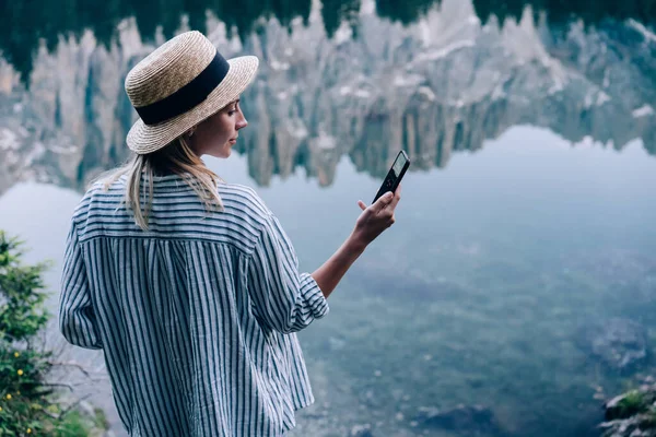 Vista Posterior Joven Viajera Navegando Por Teléfono Inteligente Mientras Está — Foto de Stock