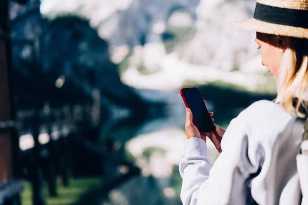 Crop Giovane Signora Utilizzando Smartphone Moderno Mentre Piedi Insediamento Sfondo — Foto Stock