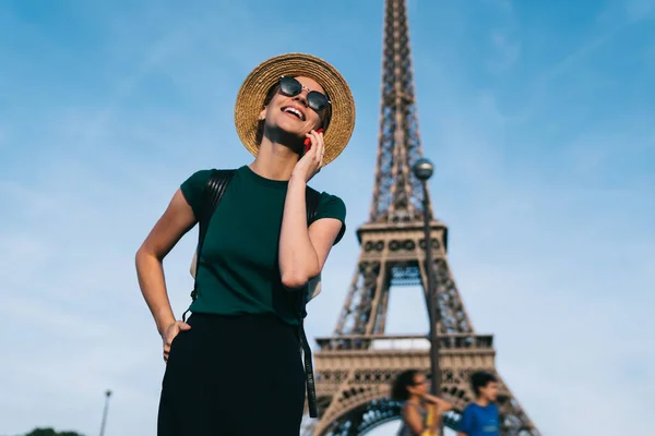 Joyful Vrouwelijke Toerist Trendy Kleding Genieten Van Mobiele Telefoon Gesprek — Stockfoto