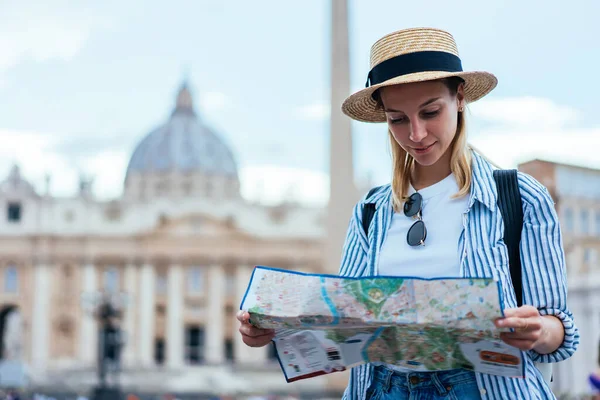 20岁的白种人年轻女性游客手握意大利古城的旅游地图和搜索展台 身穿休闲装的漂亮嬉皮士女孩正在罗马游览梵蒂冈 — 图库照片