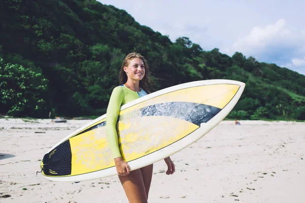 Feliz Joven Atractiva Surfista Deportiva Mirando Hacia Futuro Disfrutando Las — Foto de Stock