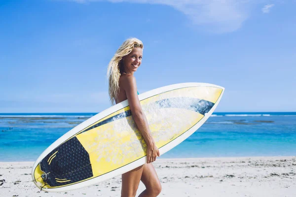 Vista Lateral Mujer Rubia Feliz Llevando Tabla Surf Sucia Mirando — Foto de Stock