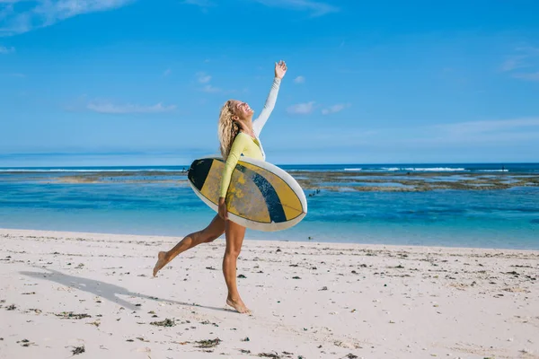 Vista Laterale Allegra Giovane Surfista Bionda Che Diverte Tenendo Tavola — Foto Stock