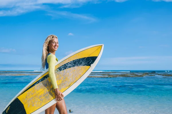 Side View Beautiful Tanned Female Long Blonde Hair Holding Yellow — Stock Photo, Image