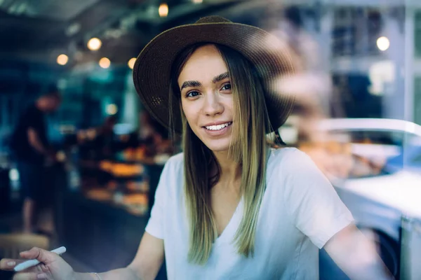 Vista Cristal Del Canal Sonriente Mujer Joven Sombrero Tropical Camisa —  Fotos de Stock