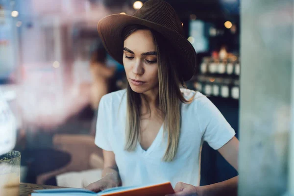 Koncentrerad Och Smart Kvinna Shirt Och Trendig Hatt Sitter Café — Stockfoto