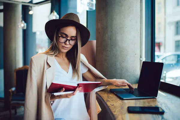 Young Lady Stylish Outfit Reading Notes Notebook Using Laptop While — Stock Photo, Image