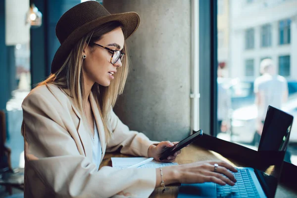 Side View Focused Elegant Adult Female Glasses Hat Holding Phone — Stock Photo, Image