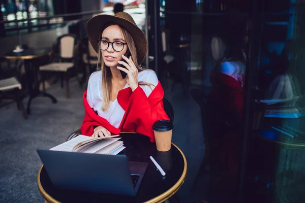 Thoughtful Woman Hat Glasses Covered Colourful Red Blanket Speaking Smartphone — Stock Photo, Image