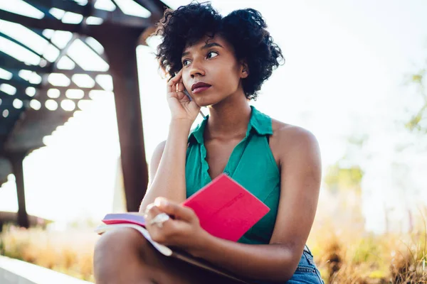 Gedachte Afro Amerikaanse Vrouwelijke Student Zitten Rustige Plaats Buitenwijk Leren — Stockfoto