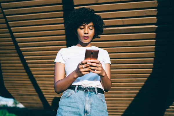 Mladý Afroameričan Afro Účesem Sobě Lehké Letní Oblečení Drží Mobilní — Stock fotografie