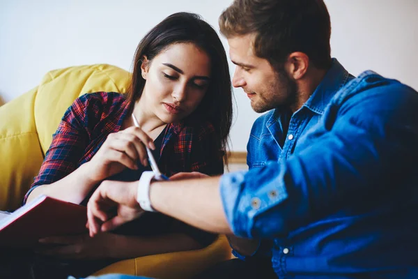 Chica Caucásica Revisando Nuevos Dispositivos Modernos Reloj Pulsera Novio Pasar —  Fotos de Stock