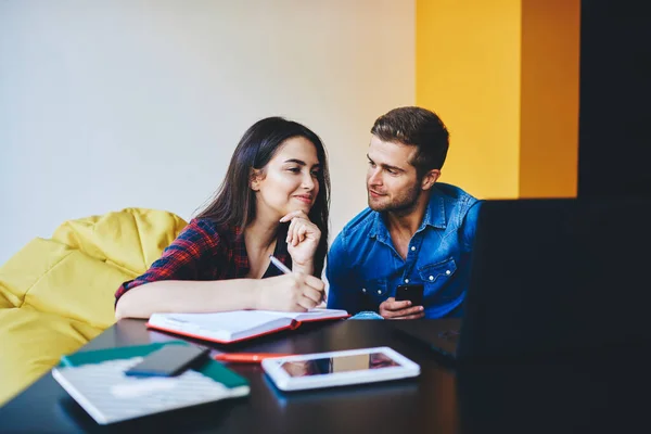 Positivo Caucásico Hipster Chicos Estudiantes Amor Haciendo Tareas Juntos Espacio —  Fotos de Stock