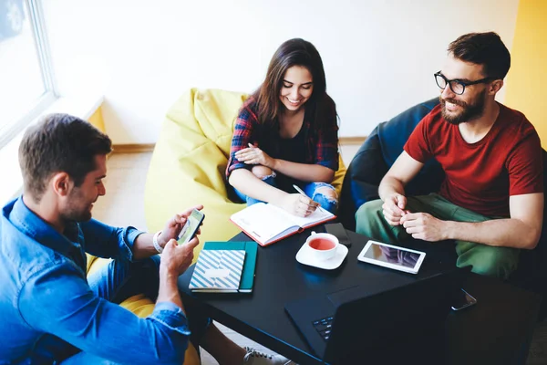 Crew Caucasian Creative Male Female Freelancers Brainstorming Working Process Using — Stock Photo, Image