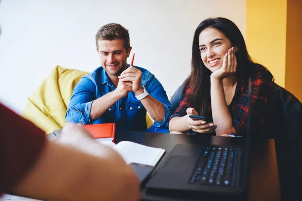 Alegre Hermosa Mujer Caucásica Mirando Colegas Masculinos Contando Información Mientras — Foto de Stock