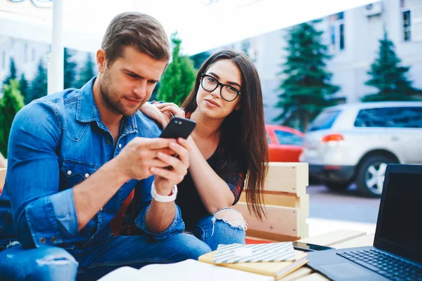 Portrét Krásné Bělošky Brýlích Sedí Venku Přítelem Ignorování Komunikace Chatování — Stock fotografie