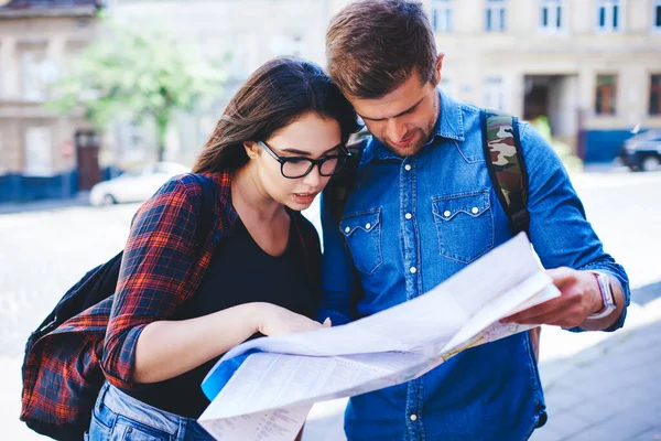 Chicos Hipster Caucásicos Graves Que Tienen Viaje Vacaciones Visitando Ciudad —  Fotos de Stock