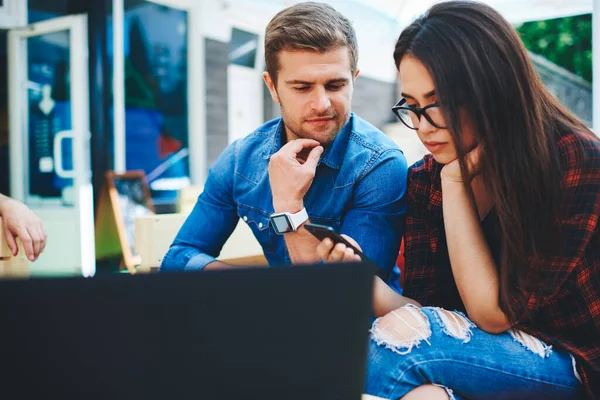 Positive Caucasian Millennial Man Looking His Girlfriend Choosing Common Photo — Stock Photo, Image