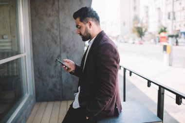 Resmi modaya uygun beyaz sakallı ciddi bir adam cep telefonuyla mesaj okuyor. Gelir postalarını kontrol ediyor. Düşünceli genç işadamı açık havada duran akıllı telefondan internet sayfası takılıyor. 