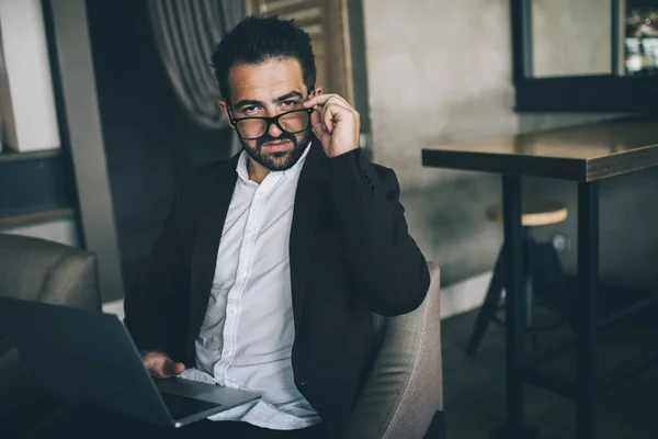Erfolgreicher Selbstbewusster Erwachsener Geschäftsmann Mit Brille Und Schwarzem Anzug Der — Stockfoto
