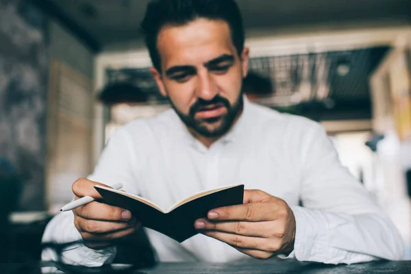 Enfoque Selectivo Bloc Notas Autor Masculino Caucásico Serio Leer Escritura — Foto de Stock