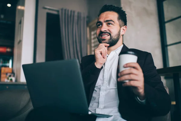 Vrolijke Kaukasische Mannelijke Ondernemer Dromen Succesvolle Startup Project Werken Afstand — Stockfoto