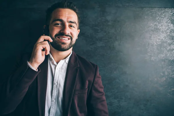 Retrato Empresário Caucasiano Alegre Desgaste Formal Ter Conversa Telefônica Móvel — Fotografia de Stock