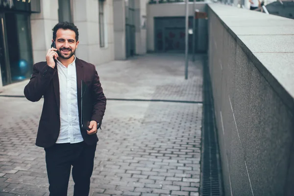 Homem Étnico Feliz Terno Formal Com Papelada Conversando Com Parceiro — Fotografia de Stock