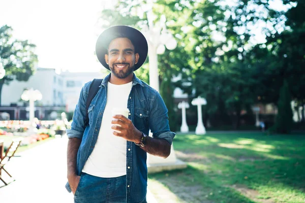 Hispânico Macho Moda Positivo Roupa Jeans Chapéu Verão Andando Rua — Fotografia de Stock