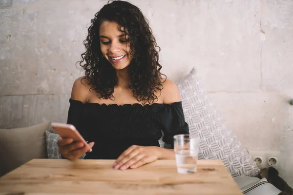 Glada Afroamerikanska Kvinnliga Lättklädda Hålla Mobiltelefon Och Skriva Meddelanden Lycklig — Stockfoto