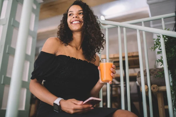 Glada Afroamerikanska Kvinnliga Bloggare Som Håller Smartphone Och Apelsinjuice Frukt — Stockfoto