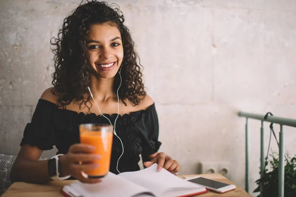 Retrato Mulher Afro Americana Alegre Satisfeito Com Playlist Positivo Fones — Fotografia de Stock