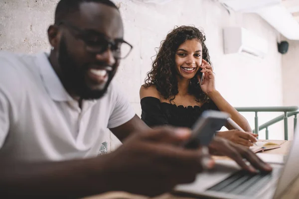 Retrato Freelancer Feminino Pele Escura Sorrindo Para Câmera Durante Reunião — Fotografia de Stock