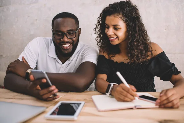 Millennial Afro Americano Masculino Feminino Amigos Rindo Conteúdo Web Recebido — Fotografia de Stock