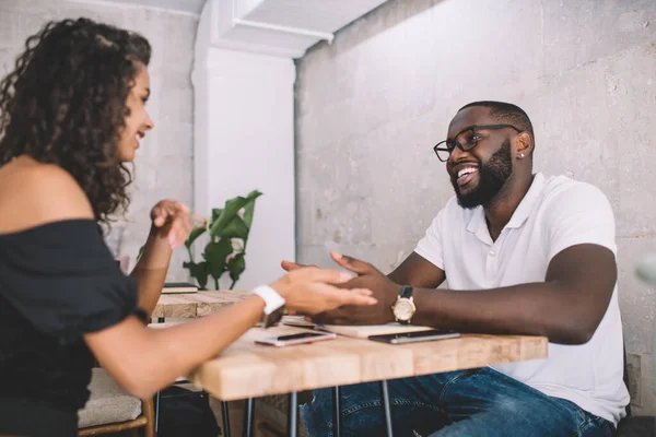 Alegre Amigos Masculinos Femininos Desfrutando Comunicação Vivo Durante Tempo Livre — Fotografia de Stock