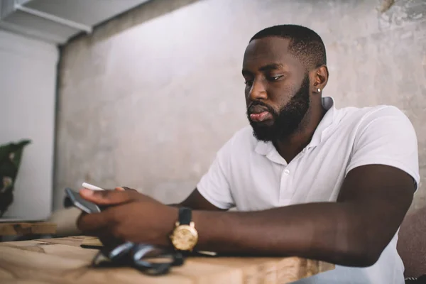 African American Skäggig Student Med Hjälp Mobiltelefon Ansökan För Online — Stockfoto