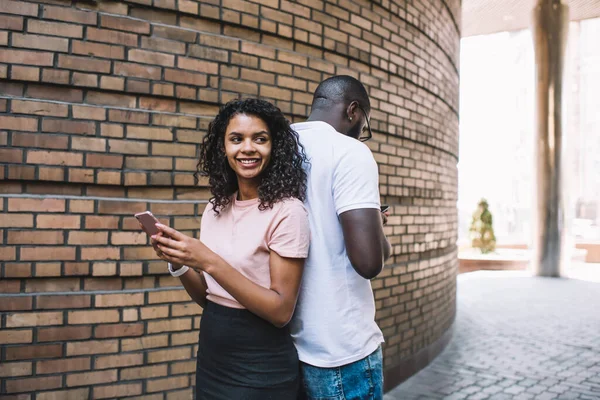 Blogueurs Afro Américains Masculins Féminins Soutiennent Les Uns Les Autres — Photo