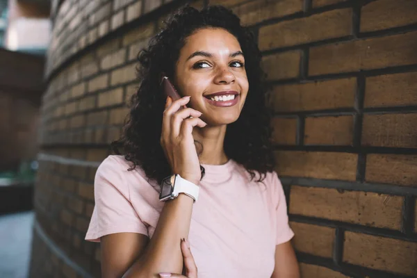 Glad Mörkhyad Hipster Flicka Ler Positiva Vänliga Smartphone Konversation Glad — Stockfoto