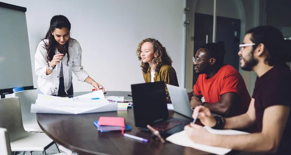 Moderne Multiraciale Collega Casual Kleding Die Vergaderen Vergaderzaal Zich Voorbereiden — Stockfoto