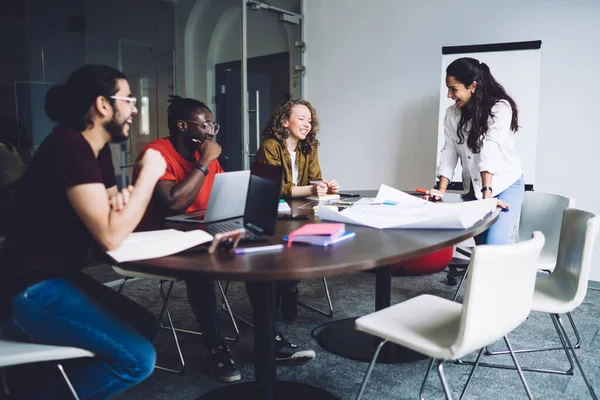 Grupo Multirracial Personas Positivas Exitosas Modernas Que Discuten Proyecto Startup —  Fotos de Stock